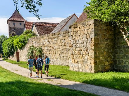 Wandergruppe bei Wanderung mit Stadtmauer Seßlach