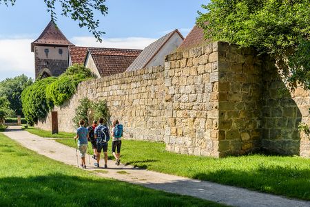 Wandergruppe bei Wanderung mit Stadtmauer Seßlach