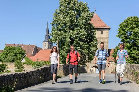 Wandergruppe in Seßlach im Sommer