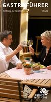 Titelfoto Gastroführer 2023: Paar stößt mit Getränken an