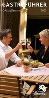Titelbild Gastroführer 2023 Titelfoto Gastroführer 2023: Paar stößt mit Getränken an