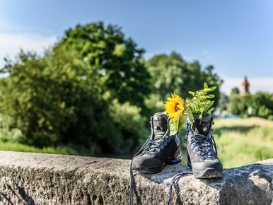 Wanderschuhe auf Mauer in Seßlach Wanderschuhe auf Mauer in Seßlach im Sommer