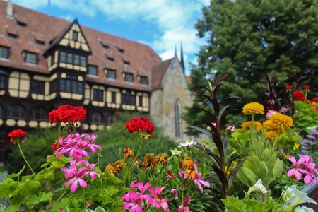 Innenhof der Veste Coburg mit Blumen