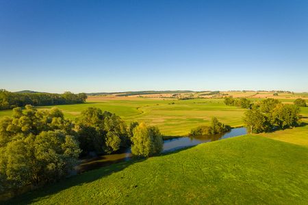 Wiese und Felder am Itzgrund im Sommer