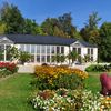Blick auf die Orangerie im Schlosspark Rosenau