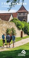 Titelfoto Wanderbroschüre: Wanderer an historischer Stadtmauer