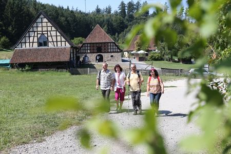 Wandergruppe bei der Alten Schäferei in Ahorn 