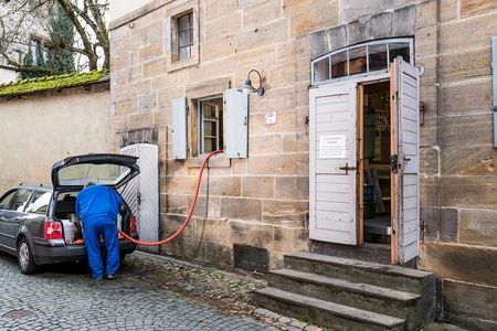 Bierabholung vor dem Kommunbrauhaus in der Altstadt von Seßlach