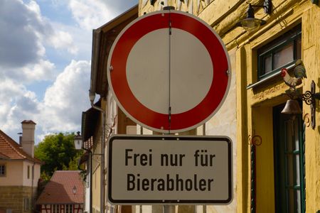 Einzigartiges Straßenschild "Frei nur für Bierabholer" in Seßlach