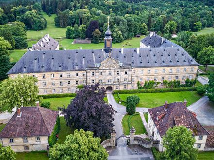 Luftansicht vom Schloss Tambach in Weitramsdorf