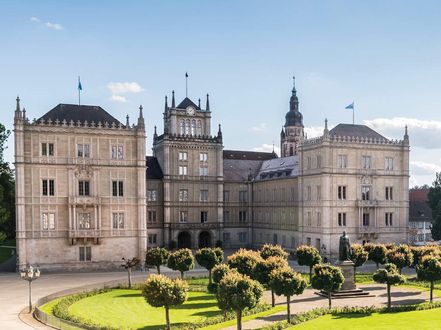 Blick auf Schloss Ehrenburg und den Schlossplatz