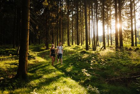 Paar bei einer Wanderung im Wald bei Masserberg am Rennsteig