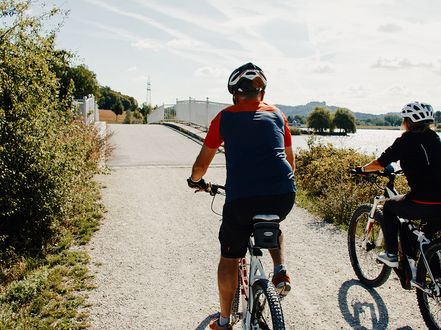 Paar beim Radfahren am Goldbergsee in Coburg