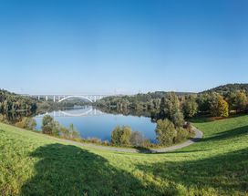Der Froschgrundsee in Rödental umgeben von Natur 