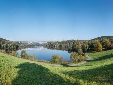 Blick auf den Froschgrundsee mit Brücke im Sommer