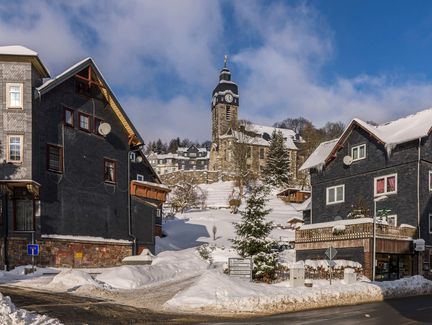 Blick auf die Kirche in Lauscha im Winter