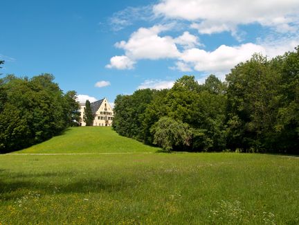 Das Schloss Rosenau im Sommer
