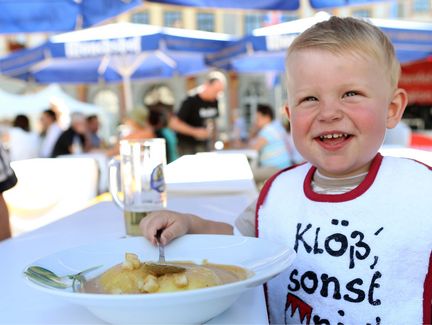 Kind mit Kloß auf dem Coburger Klößmarkt