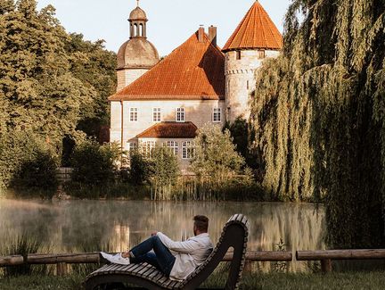 Schloss von Untersiemau mit Parkbank im Vordergrund