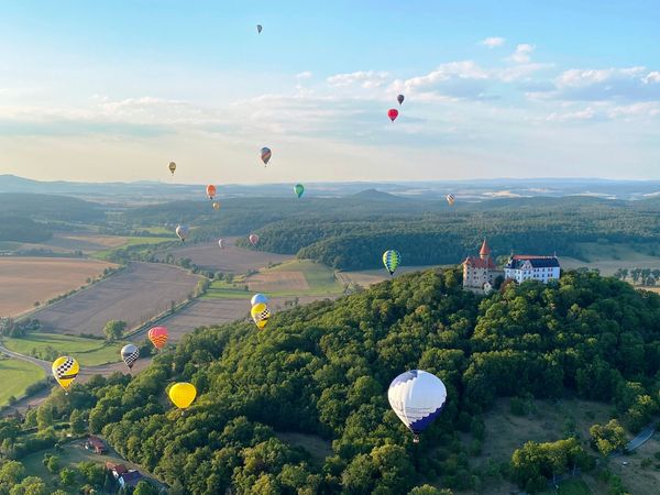 Ballone am Himmel über der Veste Heldburg bei der Thüringer Montgolfiade