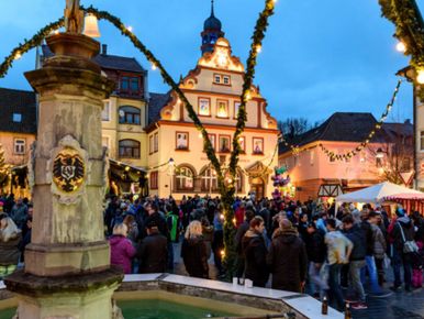 Weihnachtsmarkt Fränkische Weihnacht Bad Rodach mit Brunnen auf dem Marktplatz
