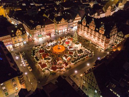 Panoramablick auf den Weihnachtsmarkt Coburg von oben