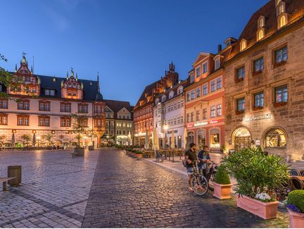 Blick auf das Stadthaus am Abend